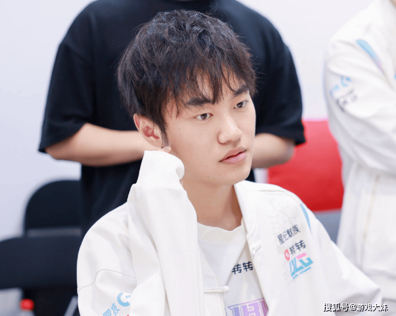 LOL官(guān)方点名knight，将他所有荣誉罗列出(chū)來(lái)，离大满贯还差一个S冠