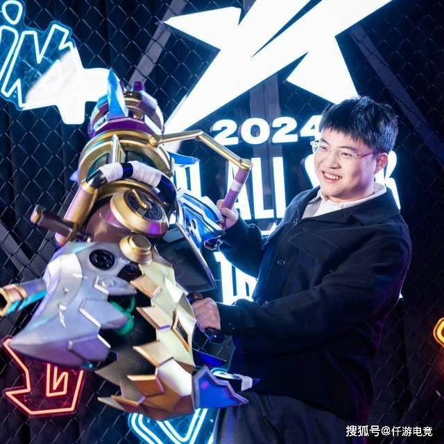 BLG新打(dǎ)野整活晒光头定(dìng)妆照！RNG要(yào)被外卖公司买下，UZI有望复出