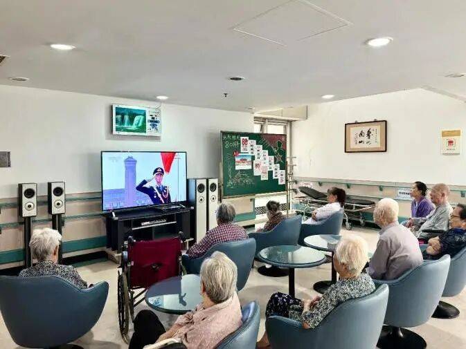 观盛世閲(yuè)兵(bīng) 燃爱国之情(qíng) 做(zuò)暖心养老人