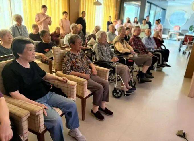 观盛世閲(yuè)兵(bīng) 燃爱国之情(qíng) 做(zuò)暖心养老人