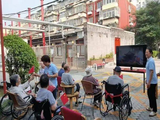 观盛世閲(yuè)兵(bīng) 燃爱国之情(qíng) 做(zuò)暖心养老人