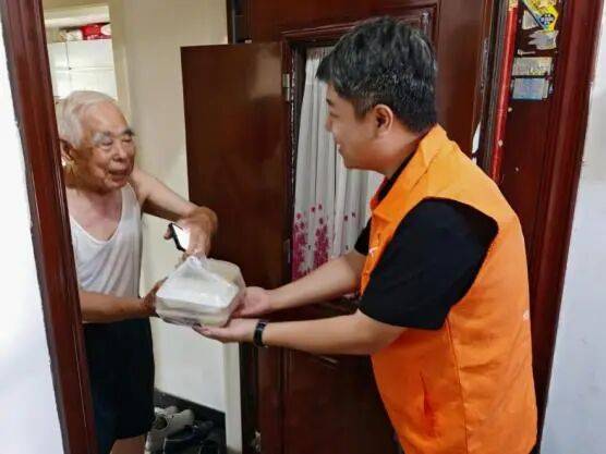 观盛世閲(yuè)兵(bīng) 燃爱国之情(qíng) 做(zuò)暖心养老人