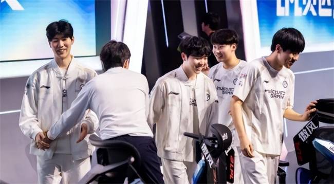 【一竞技1JingJi】LOL：LPL世界赛陪练陣(zhèn)容曝光！