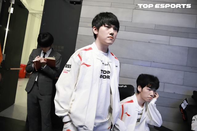 LPL登(dēng)峰組(zǔ)激(jī)戰(zhàn)正酣，iG迎戰(zhàn)TES忍界大戰(zhàn)再启，阿水(shuǐ)直面昔日队友！