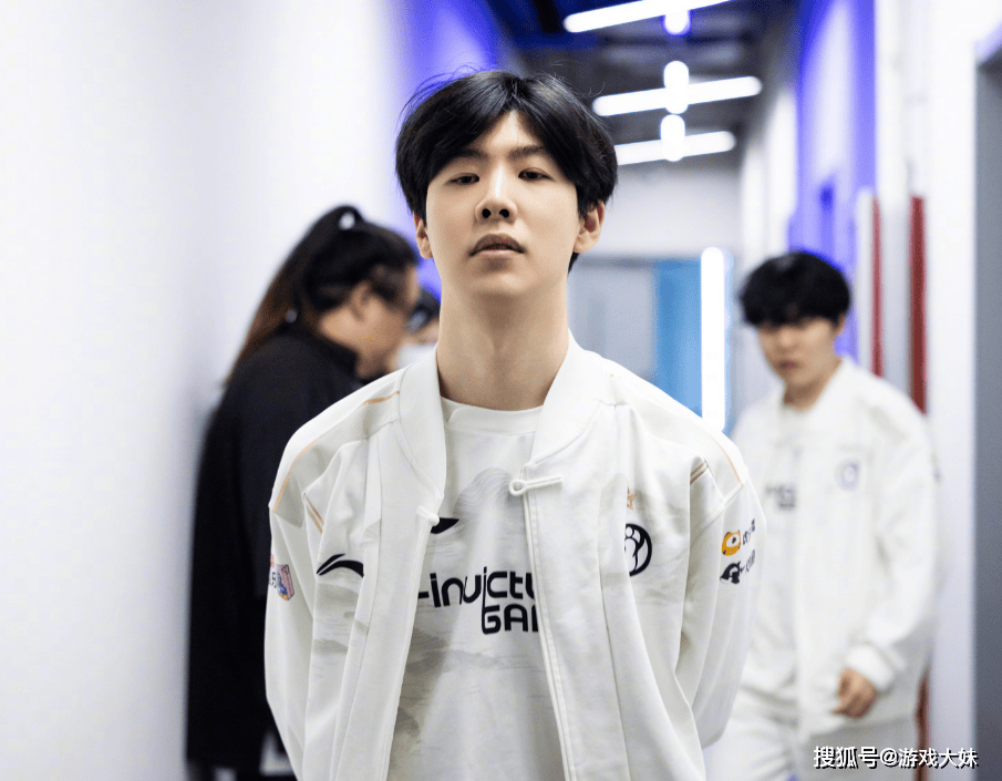 炫神因辱骂theshy，二路(lù)解(jiě)说权限被收回，还被粉丝投诉到全国扫黑办