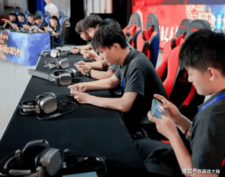 2025年中国电竞报告(gào)公(gōng)布，LOL熱(rè)度持續(xù)下滑，但整体数据还是(shì)上升