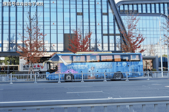 線(xiàn)下观赛有(yǒu)专属痛车接送(sòng)？还有(yǒu)奶茶(chá)贈(zèng)饮？坦克世界也(yě)太周到了